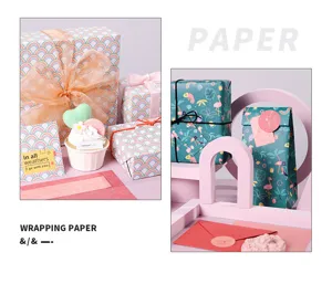 Vue détaillée de papier cadeau à motifs arc-en-ciel et flamants roses avec sacs