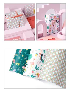 Vue détaillée du papier cadeau kraft 80g avec motifs de flamants roses et arcs-en-ciel