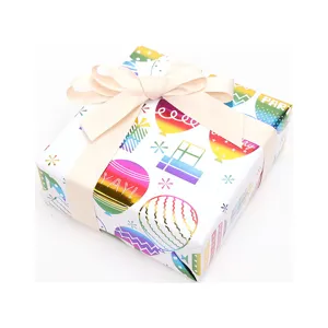 Regenbogenfolien-Geburtstagsgeschenkpapier mit Ballonmustern auf einer Geschenkbox