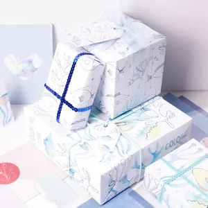 Dekoratives Geschenkpapier-Set zum Thema Ozean mit bunten Korallen- und Fischmotiven
