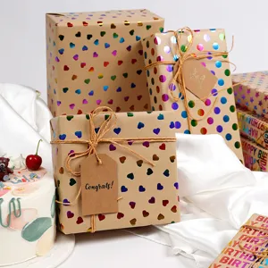 Papel de regalo kraft premium con corazones y puntos decorado con etiquetas Congrats