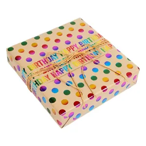 Papel de regalo kraft festivo con lunares holográficos de colores y texto Happy Birthday