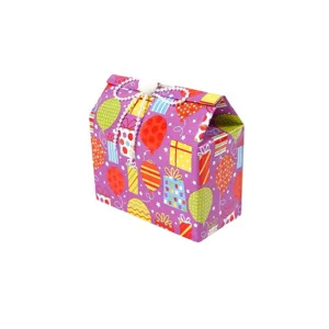 Lila festliche Geschenkschachtel mit bunten Cartoon-Ballons und Geschenk-Mustern