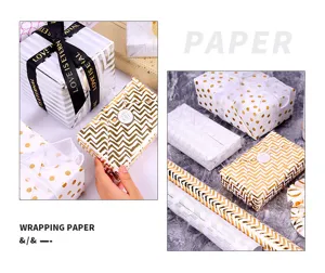 Vista dettagliata della carta regalo in lamina d'oro con motivi a zig-zag, pois e strisce