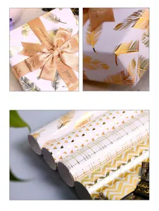 Detailansicht von goldfoliertem Geschenkpapier mit Feder- und Geometriemustern.