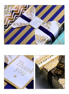 Detailansicht der luxuriösen Goldfolien-Textur von gestreiftem Geschenkpapier.