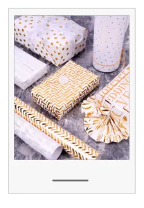 Carta regalo premium in lamina d'oro con eleganti motivi a cuore e pois per matrimoni.
