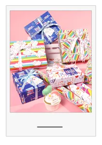 Vista detallada del papel de regalo de cumpleaños con patrones de unicornio y tarta