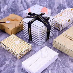 Set di carta da regalo metallizzata oro e argento con eleganti motivi geometrici