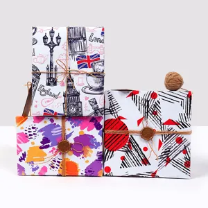 Abstraktes und Londoner Geschenkpapier aus hochwertigem weißem Kraftpapier für Geschenke.