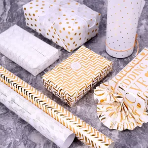 Elegante carta da regalo con stampa in oro e motivi a pois e a zig-zag assortiti