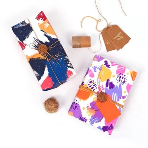 Abstraktes Geschenkpapier mit bunten Pinselstrichen auf weißem Kraftpapier gedruckt