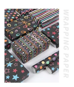 Détail d'un papier cadeau noir avec des motifs d'étoiles et géométriques colorés