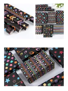 Gros plan de papier cadeau noir avec des motifs d'étoiles colorées et de lignes ondulées