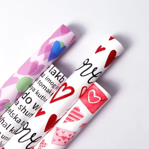Valentinstag Geschenkpapier aus weißem Kraftpapier mit Herz- und Liebesbriefmotiven