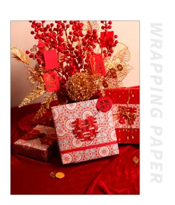 Gedetailleerde weergave van rood inpakpapier met traditionele mandala patronen