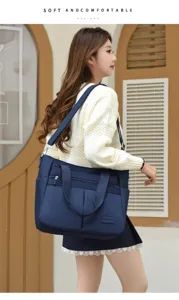 Große dunkelblaue Nylon-Schultertasche für Damen in modischer Lifestyle-Ansicht