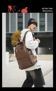 Modelo masculino lleva una mochila grande de cuero marrón retro en un entorno urbano