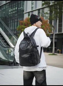 Detalle de una elegante mochila de cuero PU negro retro para el viajero urbano