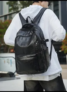 Hombre elegante con mochila negra de cuero sintético vintage con múltiples cremalleras