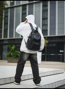Mochila grande de cuero negro para desplazamientos al aire libre y viaje