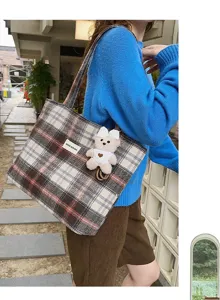 Vista detallada del bolso tote vintage de lana a cuadros con un lindo amuleto de oso de peluche