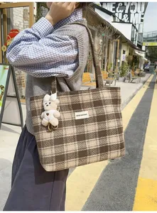 Bolso tote de lana a cuadros marrones con lindo colgante de osito