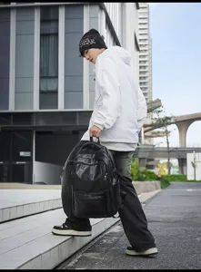 Mochila de cuero negro de gran capacidad para viajes y desplazamientos en estilo urbano.
