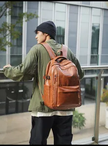 Modelo con una mochila grande de cuero marrón vintage en un entorno urbano moderno