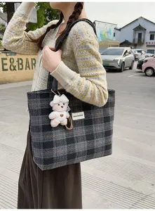 Bolso tote de lana a cuadros grises vintage combinado con un jersey y un peluche