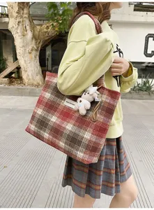 Vista detallada de un bolso tote retro de lana a cuadros con un lindo colgante de oveja.