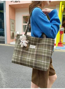 Detalle de bolso tote de lana a cuadros verdes con un oso de peluche