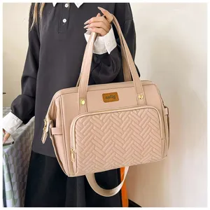 Modell hält eine große beige Multifunktions-Wickeltasche mit Steppmuster