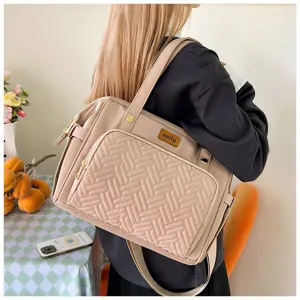 Elegante beigefarbene multifunktionale gesteppte Wickeltasche als Umhängetasche