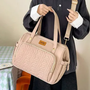 Multifunktionale rosa Wickeltasche mit großer Kapazität und gesteppter Vordertasche.