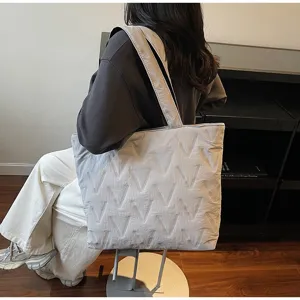 Bolso tote gris claro grande con diseño de V en relieve, estilo minimalista diario