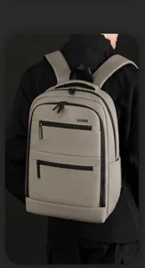 Gedetailleerd achteraanzicht van een grijze zakelijke laptoprugzak op een model