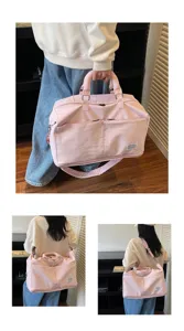 Vue lifestyle du sac de voyage rose pliable avec grande capacité et bandoulière.