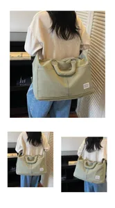 Vue de dos d'une personne portant un grand sac de voyage pliable vert sauge pour le sport