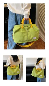 Vues détaillées d'un grand sac de voyage vert porté à la main et à l'épaule