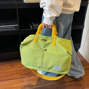 Vue détaillée d'un sac de voyage pliable élégant vert lime et jaune à grande capacité