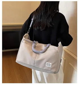Vue détaillée d'un mannequin portant le grand sac de voyage pliable gris clair