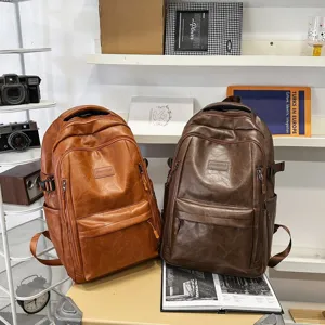 Mochilas vintage de cuero sintético de gran capacidad en marrón y marrón oscuro para el viaje.