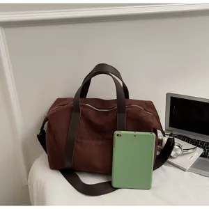 Borsa da viaggio grande vintage in camoscio marrone con tablet come riferimento