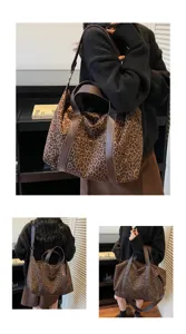 Foto lifestyle di una grande borsa tote leopardata che mostra vari modi di portarla