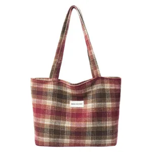 Bolso tote de lana a cuadros rojos y marrones para un estilo retro de invierno.