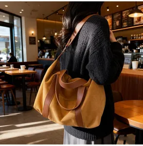 Grande borsa a spalla vintage patchwork per viaggi e pendolari in un accogliente caffè