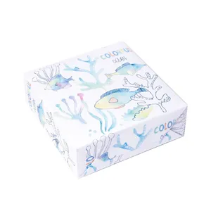 Hochwertige Geschenkbox aus weißem Kraftpapier mit buntem Ozean-Aquarellmuster
