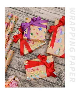Primer plano de papel kraft vintage con patrones holográficos de corazones y estrellas.
