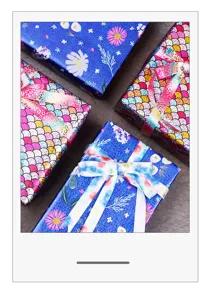 Detail van laser inpakpapier met bloemen en kleurrijke zeemeermin schubben patronen